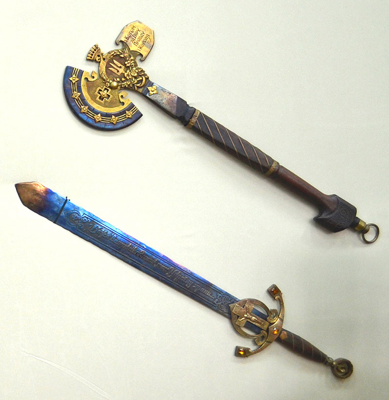 Меч і сокира. 1990-і рр. Бронза, сталь, мідь, латунь, дерево, кування, лиття, травлення,